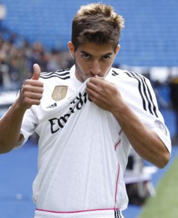 Lucas Silva vestido de blanco.