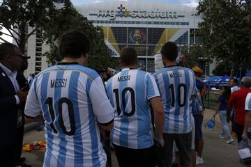 Color de los hinchas llegando  en el NRG Stadium en  Houston. antes del partido entre Argentina vs EE.UU.