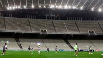<b>EN EL OLÍMPICO. </b>El Getafe se entrenó ayer en el escenario del partido de esta noche. El ambiente, a las 19:00 horas de hoy, será muy distinto al silencio que vivieron los jugadores mientras se ejercitaban.