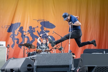 La banda norteamericana continuó activa con el lanzamiento de Dark Matter en abril de 2024, su duodécimo álbum de estudio, grabado de manera más cohesionada que su anterior trabajo Gigaton. Antes de este, su último álbum salió en 2020. El nuevo trabajo recibió amplios elogios.