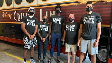 Varios jugadores de los Magic de la NBA, al llegar al complejo Disney