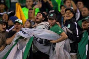 Hinchas de todo el país alentaron al verde en el estadio de Quito.