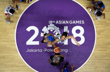 El baloncesto femenino en los Juegos de Asia nos dejó bellas imágenes, como este salto inicial entre India y Taiwan.