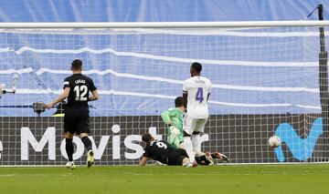 Lucas Boy¨¦ marca el 0-1 al Real Madrid.