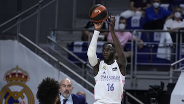 Usman Garuba, pívot del Real Madrid, lanza ante Labeyrie, del Valencia, durante las semifinales de la Liga Endesa.
