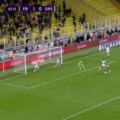 El gol de Özil contra un rival, el portero y otros dos bajo palos: cuando quiere es único