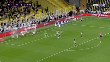 El golazo de Özil contra un rival, portero y otros dos bajo el arco