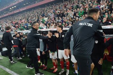 Saludos entre los dos equipos.