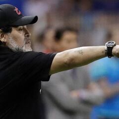 Diego Maradona se traslada a Argentina para ser operado y continuará en los Dorados