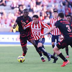 Chivas empata con uno menos amistoso frente a Xolos de Tijuana
