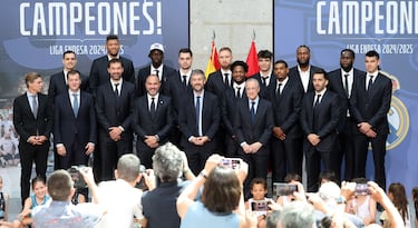 Los jugadores del Real Madrid durante el acto en la Comunidad de Madrid. 