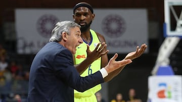 GRAFCAN538. LA LAGUNA (TENERIFE), 02/02/2019.- El entrenador del Bar&ccedil;a Lassa, Svetislav Pesic, da instrucciones al pivot Chris Singleton, durante el partido frente al Iberosatr Tenerife de la 19 jornada de la Liga Endesa. EFE/Crist&oacute;bal Garc&iacute;a