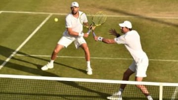 Con su hermano Mike conforman la dupla más ganadora en la historia del tenis. Tiene 109 títulos junto a su hermano (diestro), 16 de ellos Grand Slam. Superaron la barrera de las 900 victorias en sus carreras.