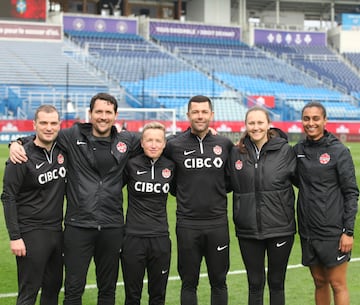 Beverly Priestman (i) junto a Jasmine Mander (d) y otros miembros del cuerpo técnico de la selección canadiense.