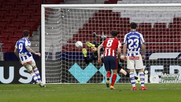 Oblak le par&oacute; un penalti a Joselu en el encuentro ante el Alav&eacute;s.