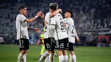Futbol, Colo Colo vs Ohiggins.
Cuartos de final, Copa Chile 2024.
El jugador de Colo Colo Lucas Cepeda, centro, celebra su gol contra Ohiggins durante el partido de Copa Chile disputado en el estadio Monumental en Santiago, Chile.
30/06/2024
Felipe Zanca/Photosport
Football, Colo Colo vs Ohiggins.
2024 Copa Chile Championship.
Colo Colo's player Lucas Cepeda, center, celebrates his goal against Ohiggins during Copa Chile match held at the Monumental stadium in Santiago, Chile.
30/06/2024
Felipe Zanca/Photosport