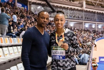 Iván Pedroso y Ana Peleteiro con una de sus múltiples medallas trabajando juntos. 