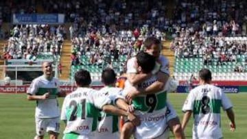 <b>PIÑA. </b>Acciari, Molina y el resto de jugadores se abrazan tras uno de los goles conseguidos.