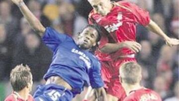 <b>IGUALADO. </b>Hyypia ató bien a Drogba y al final hubo empate.