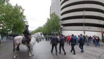 Efectivos policiales en los aledaños del Santiago Bernabéu.