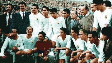 La plantilla, técnicos y directivos del Real Madrid posan con la segunda Copa de Europa.