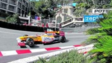 <b>ESCENARIO ÚNICO. </b>Fernando Alonso durante los entrenamientos de ayer. Monte Carlo regala imágenes únicas en la Fórmula 1.