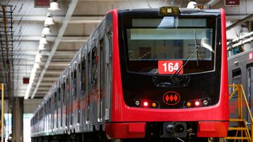 Santiago, 10 noviembre 2021.
El presidente de Metro de Santiago, Louis de Grange, junto al gerente general de la empresa, Rubén Alvarado, da a conocer el término del proyecto de 35 trenes armados en Chile modelo NS16 para Líneas 2 y 5, con la puesta en operación del último tren en Línea 5.
Marcelo Hernandez/Aton Chile