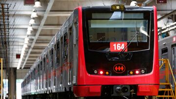 Santiago, 10 noviembre 2021.
El presidente de Metro de Santiago, Louis de Grange, junto al gerente general de la empresa, Rubén Alvarado, da a conocer el término del proyecto de 35 trenes armados en Chile modelo NS16 para Líneas 2 y 5, con la puesta en operación del último tren en Línea 5.
Marcelo Hernandez/Aton Chile	