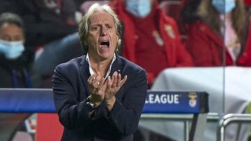 LISBON, PORTUGAL - DECEMBER 08:  Jorge Jesus the manager of SL Benfica reacts during the UEFA Champions League group E match between SL Benfica and Dinamo Kiev at Estadio da Luz on December 08, 2021 in Lisbon, Portugal. (Photo by Jose Manuel Alvarez/Quali