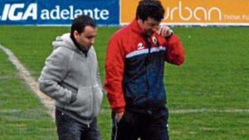<b>CONVERSACIÓN. </b>Juan José Huerga y Juan Carlos Mandiá, ayer, en el estadio Rico Pérez.