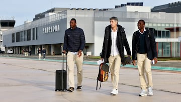 Sadiq, Imanol y Traoré, en el aeropuerto de Pamplona antes de viajar a Milán