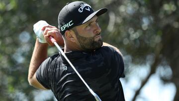 Jon Rahm golpea una bola durante la segunda jornada del Fortinet Championship en el Silverado Resort and Spa de Napa, California.