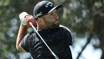 Jon Rahm golpea una bola durante la segunda jornada del Fortinet Championship en el Silverado Resort and Spa de Napa, California.