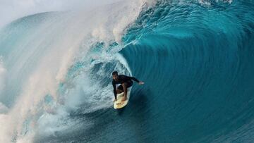 Aritz Aranburu surfeando un tubo en Teahupoo.