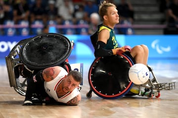 Caída de Stuart Robinson, de Gran Bretaña, durante el partido de la ronda preliminar masculina del Grupo B en el primer día de los Juegos Paralímpicos de Verano de París 2024.