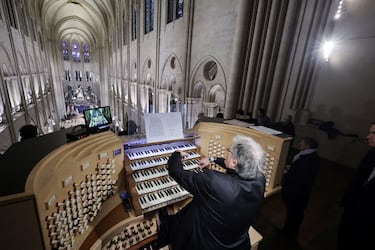 Un músico toca el órgano durante la misa inaugural en la Catedral de Notre Dame de París.