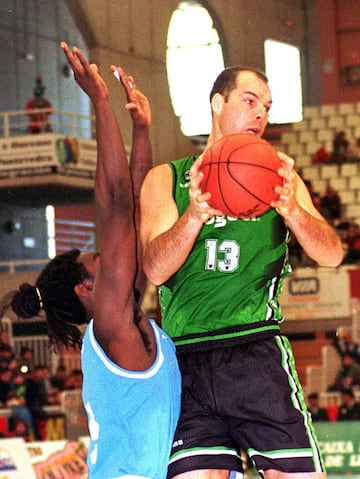 En 1991 y 1992 ganaría el título de Liga con el Joventut