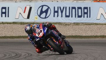 Razgatlioglu pilota su Yamaha durante el viernes en Montmel&oacute;.