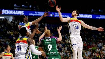 GRAF7679. M&Aacute;LAGA. 26/05/2019.- Los jugadores del Morabanc Andorra Dylan Ennis (i), Moussa Diagne (2i) y Reggie Upshaw (d), luchan por el bal&oacute;n ante el jugador del Unicaja Alberto D&iacute;az, durante el partido de la 34 jornada de la liga Endesa de baloncesto que se celebra esta tarde en el Palacio de Deportes Jos&eacute; M&ordf; Mart&iacute;n Carpena en M&aacute;laga. EFE/Jorge Zapata