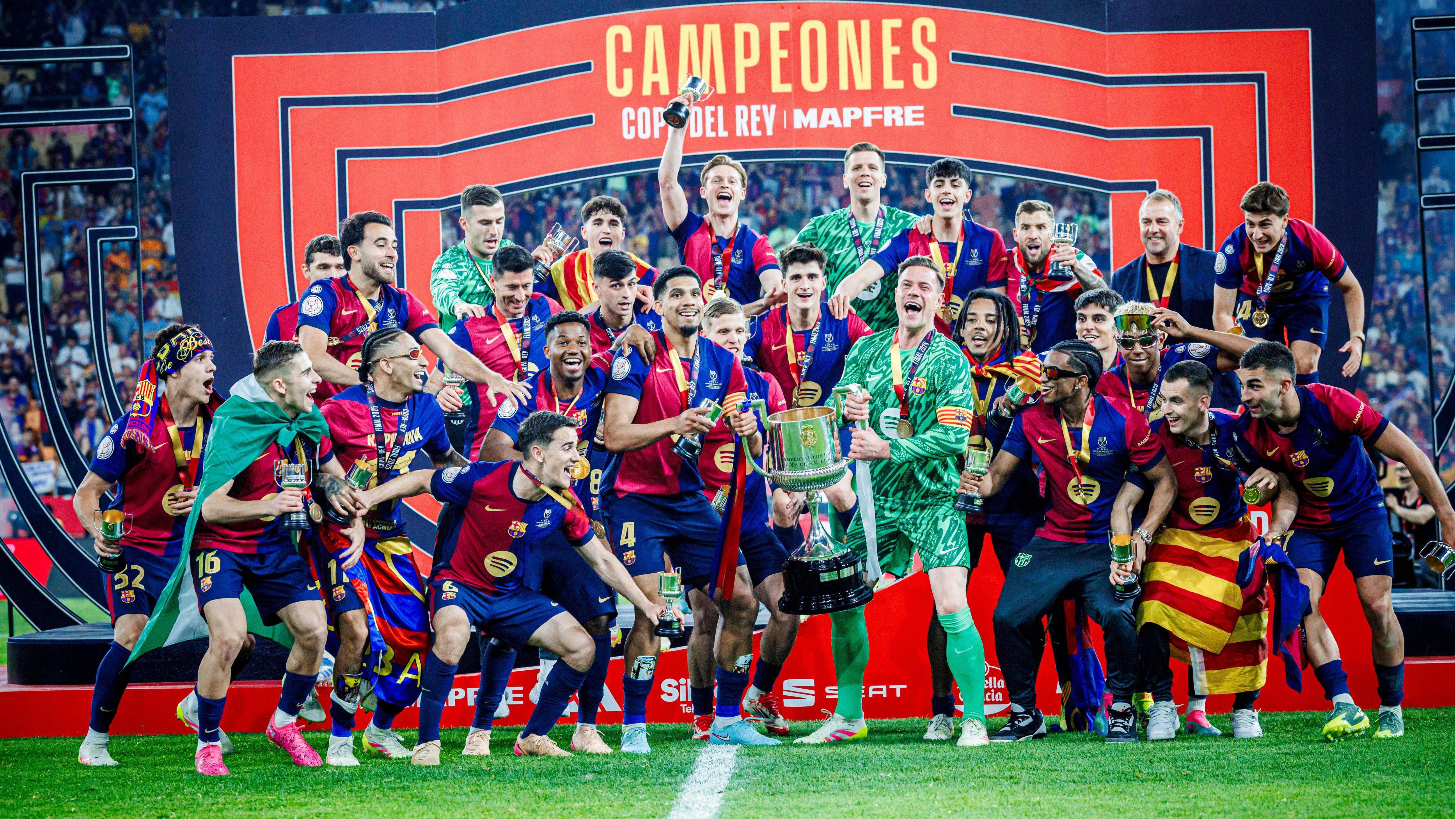 El FC Barcelona ganó el 32º título del FC Barcelona 32nd 3-2, que fue una final muy controvertida. 
 