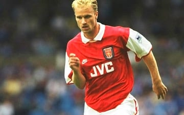 El referente holandés de los 'gunners' fue perdiendo minutos en la temporada 2003-2004 debido al protagonismo de Henry, aunque la mayor parte del tiempo compartió alineación con el francés.