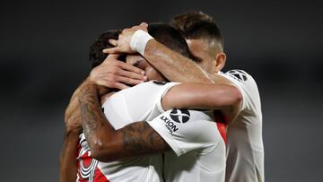 BUENOS AIRES, ARGENTINA - APRIL 28: H&eacute;ctor Mart&iacute;nez of River Plate celebrates with teammates after scoring the first goal of his team during a match between River Plate and Junior as part of Group D of Copa CONMEBOL Libertadores 2021 at Estadio Monumental Antonio Vespucio Liberti on April 28, 2021 in Buenos Aires, Argentina. (Photo by Natacha Pisarenko-Pool/Getty Images)