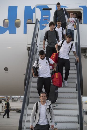 La llegada a Madrid. Diego Costa y Saúl Ñíguez  bajando por la escalinata del avión.