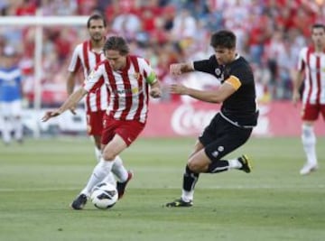 Corona jugador del Almería duante el partido de vuelta de la eliminatoria de ascenso a Primera División, contra el Girona en el estadio de los Juegos Mediterráneos.