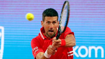 El tenista serbio Novak Djokovic devuelve una bola ante el ruso Aslan Karatsev en las semifinales del Serbia Open de 2021 en el The Novak Tennis Centre de Belgrado.