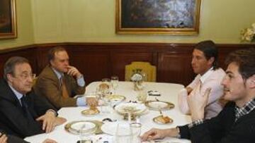 <b>REUNIÓN. </b>Valdano, Florentino, Pardeza, Ramos y Casillas comieron. ayer.
