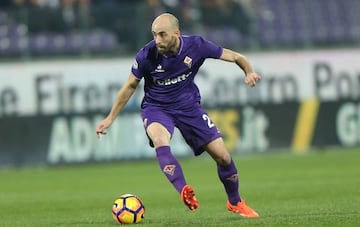 Borja Valero, durante un partido de la Fiorentina contra el Udinese en 2017.