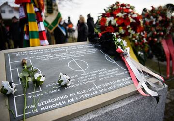 Cientos de personas se congregaron junto al monumento en homenaje a las víctimas del desastre aéreo de Múnich, donde fallecieron, hace 60 años, siete futbolistas de los 'Red Devils', en Múnich, Alemania. El 60º aniversario conmemora a las 23 personas que perdieron la vida, tras el accidente del avión que sobrevolaba la ciudad alemana de Múnich, incluidos periodistas e integrantes de la plantilla del Manchester United. 