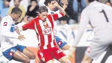 <b>ATAQUE SIN PREMIO. </b>Fernando Torres pugna con Álvaro y Ponzio ante la mirada de César. Finalmente, la jugada se quedó en nada.