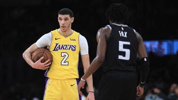 Lonzo Ball, con el bal&oacute;n ante Da&#039;aron Fox.